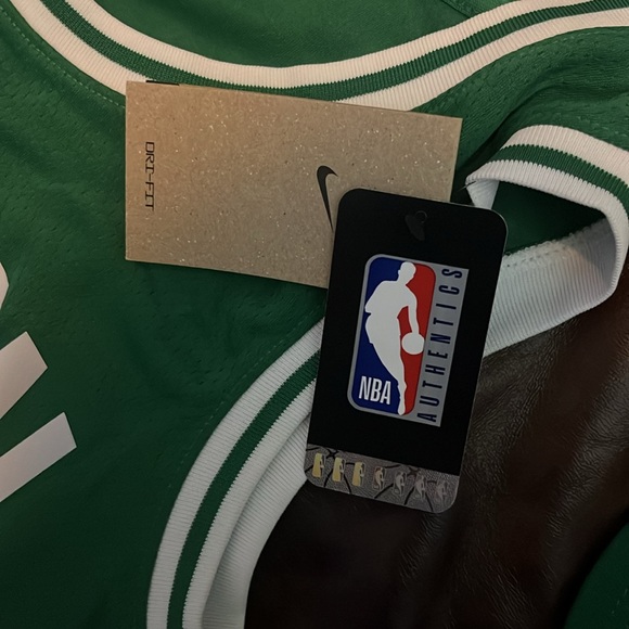 Celtics full uniform plus 2 hats - Picture 15 of 15